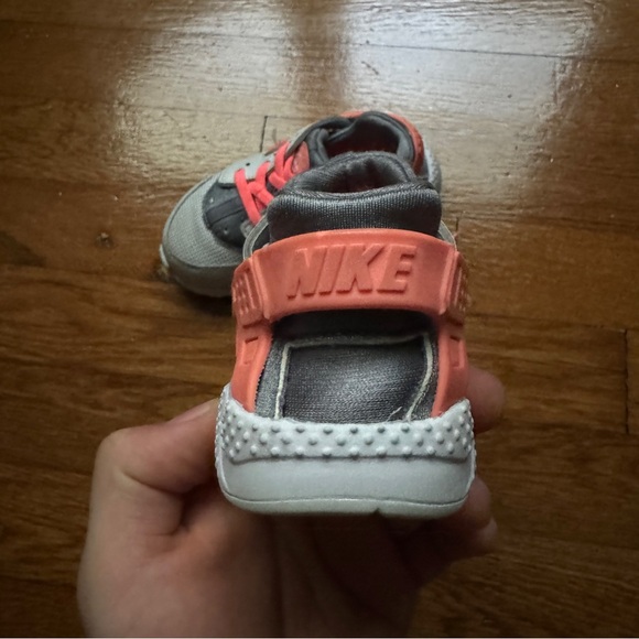 Girls Grey Nike Huarache shoes - Picture 5 of 7